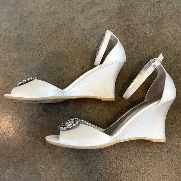 Unforgettable Moments White Satin Jeweled wedge wedding formal shoes womens 7 - Picture 5 of 9